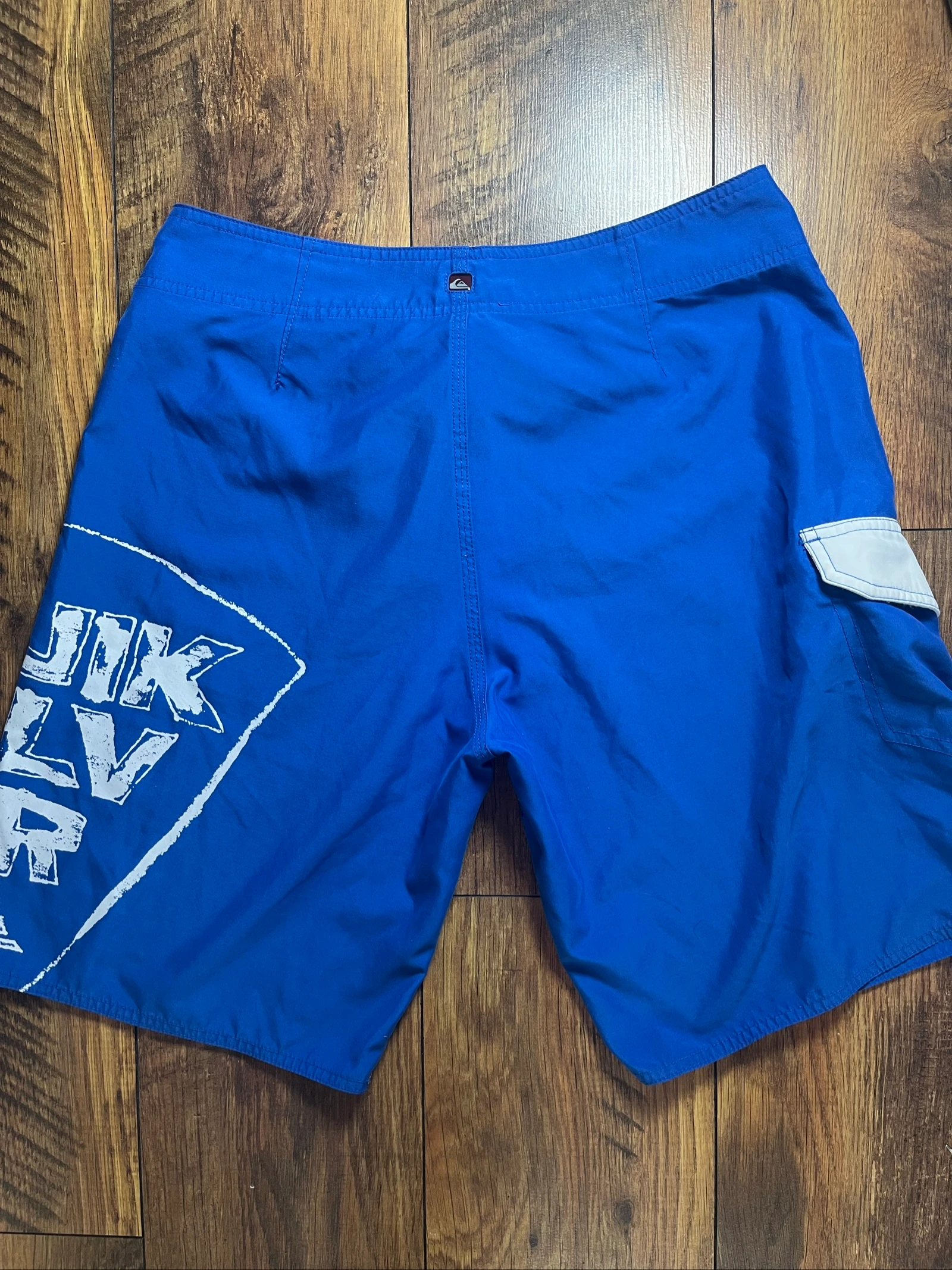 Boardshort con logo blanco y bolsillo cargo lateral Estilo surf - QuickSilver - Talla S - muy buen estado – photo 7